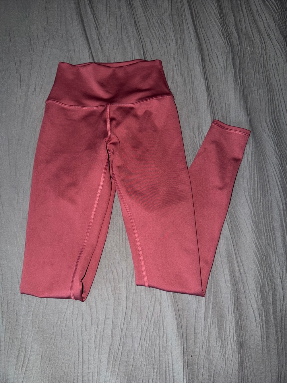 ALO Yoga High-Waist airlift Leggings in metallic raspberry sorbet color